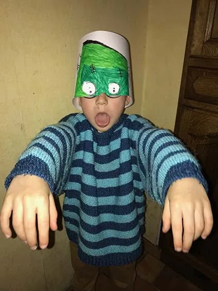 Enfant portant un masque fabriqué pendant un atelier