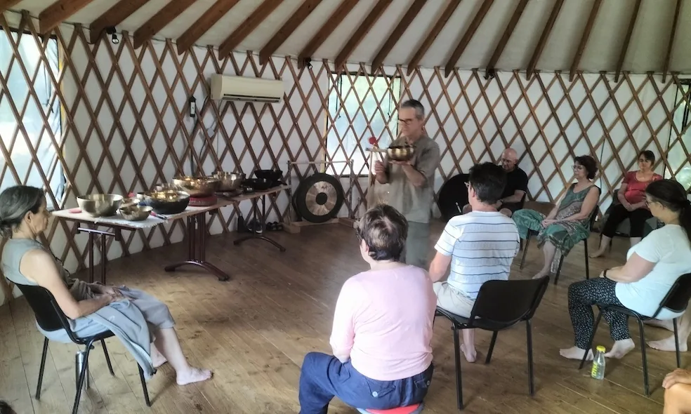 Atelier de bain sonore avec des bols tibétains et des gongs