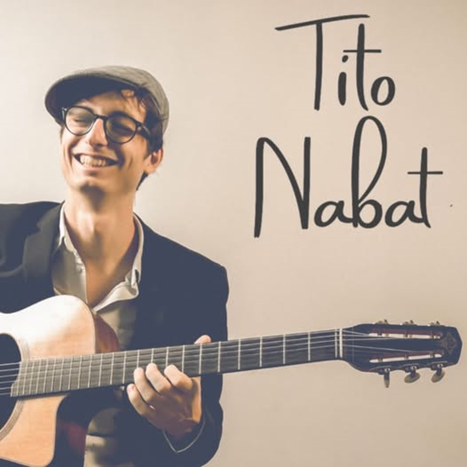 Tito Nabat avec sa guitare